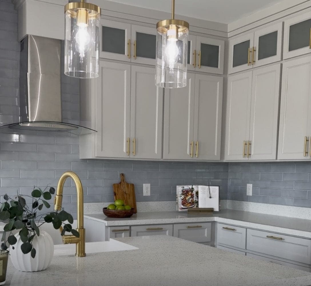 Cocina con acabados de lujo en una casa nueva