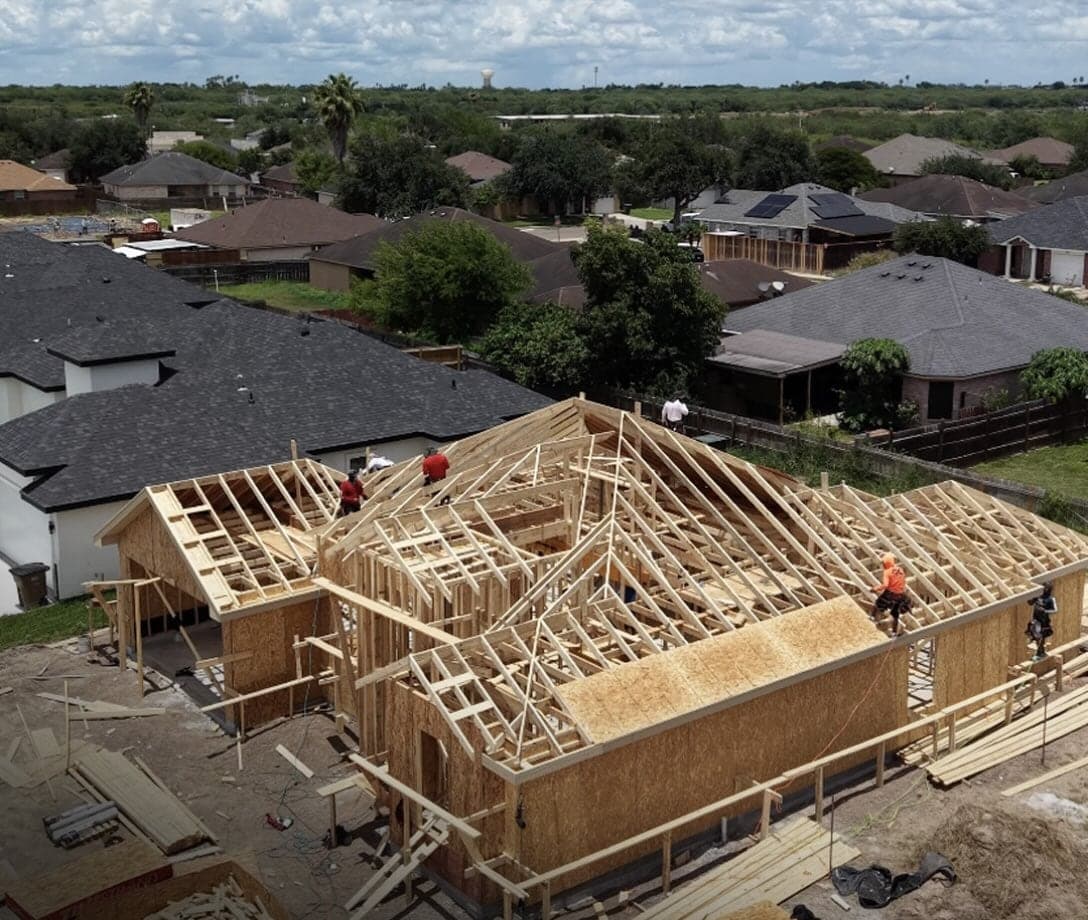 Vista aérea de una casa en construcción