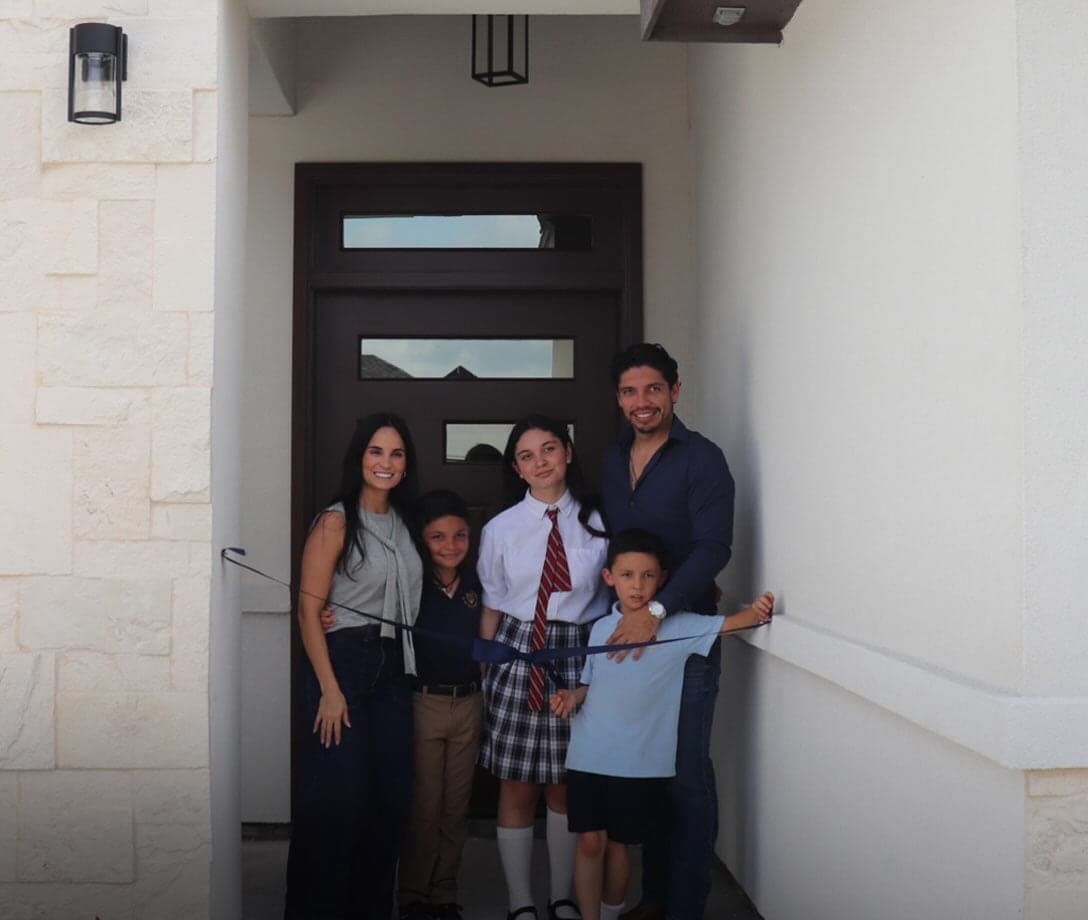 Familia inaugurando su casa nueva en Texas